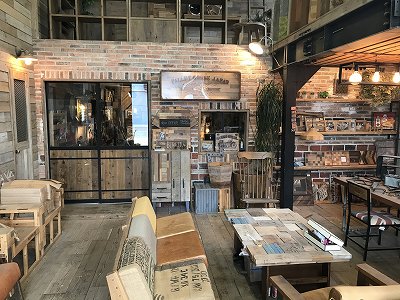 本社展示館のお隣のパレットハウスジャパンさんは超おしゃれな廃材再生基地