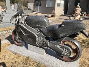 大阪石材南大阪店の石のバイク彫刻