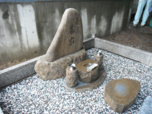 自然石の伊達冠石でお墓を建てるなら大阪石材へ