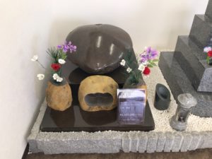 自然石の伊達冠石を富田林市で見学できます。