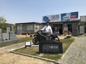 富田林市の石材店にある石のバイク