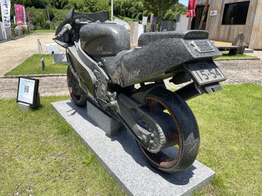 石のバイク