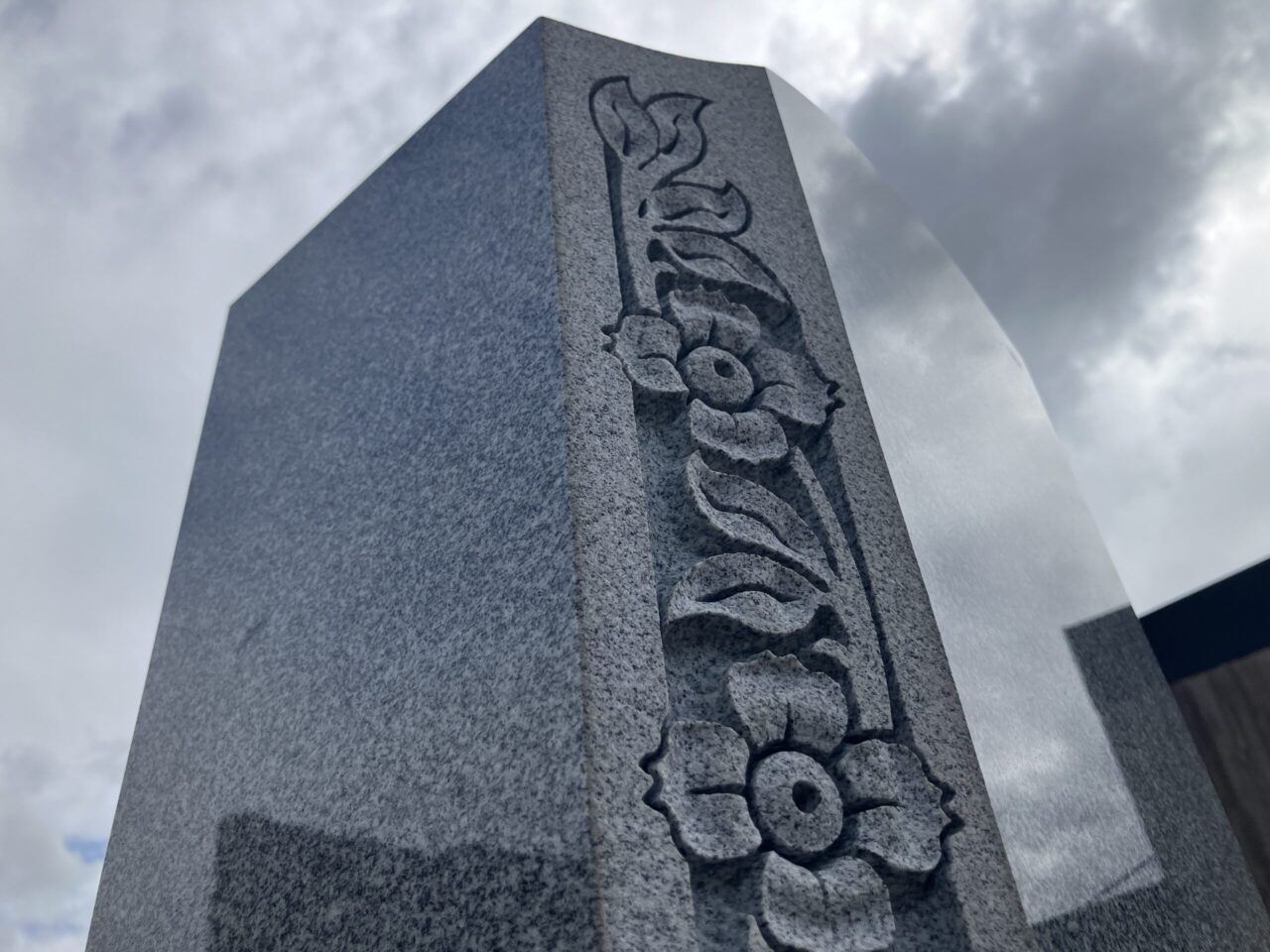 大阪石材　南大阪店　オリジナルデザイン墓石　富田林霊園