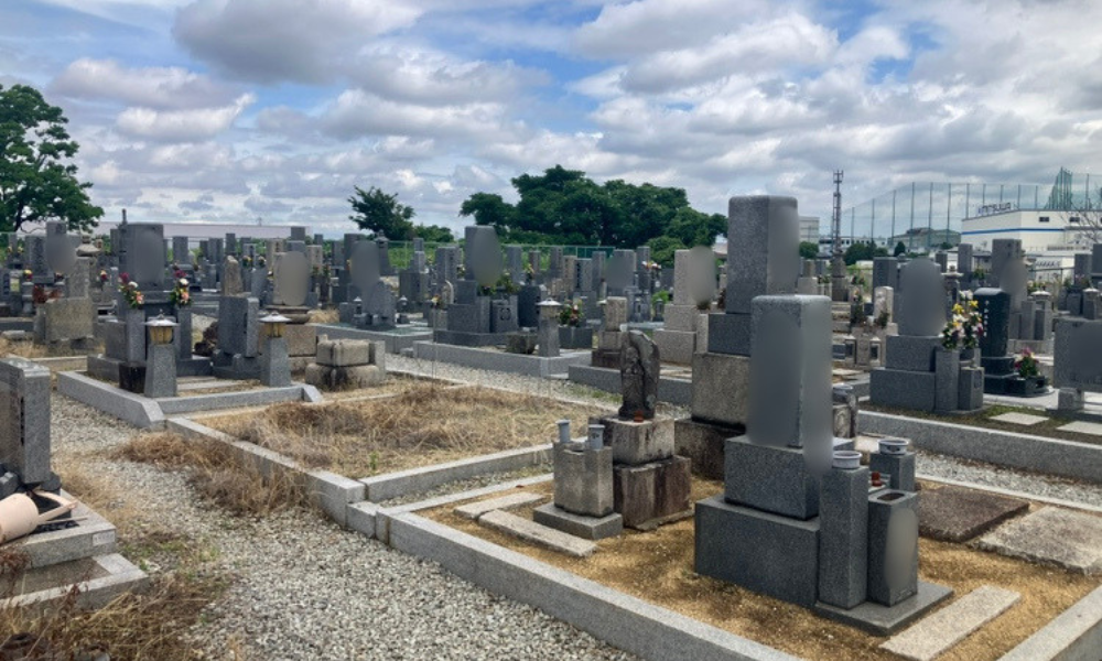 駒ヶ谷墓地（羽曳野市）六地蔵の洗浄
